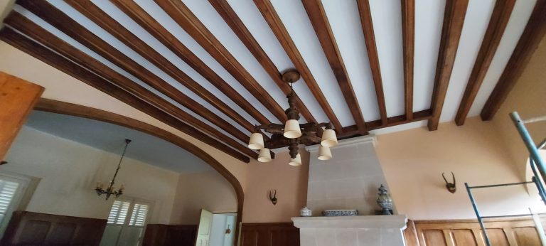 Conseils pour peindre rénover blanchir éclaircir les plafonds en poutres apparentes au pistolet Airless