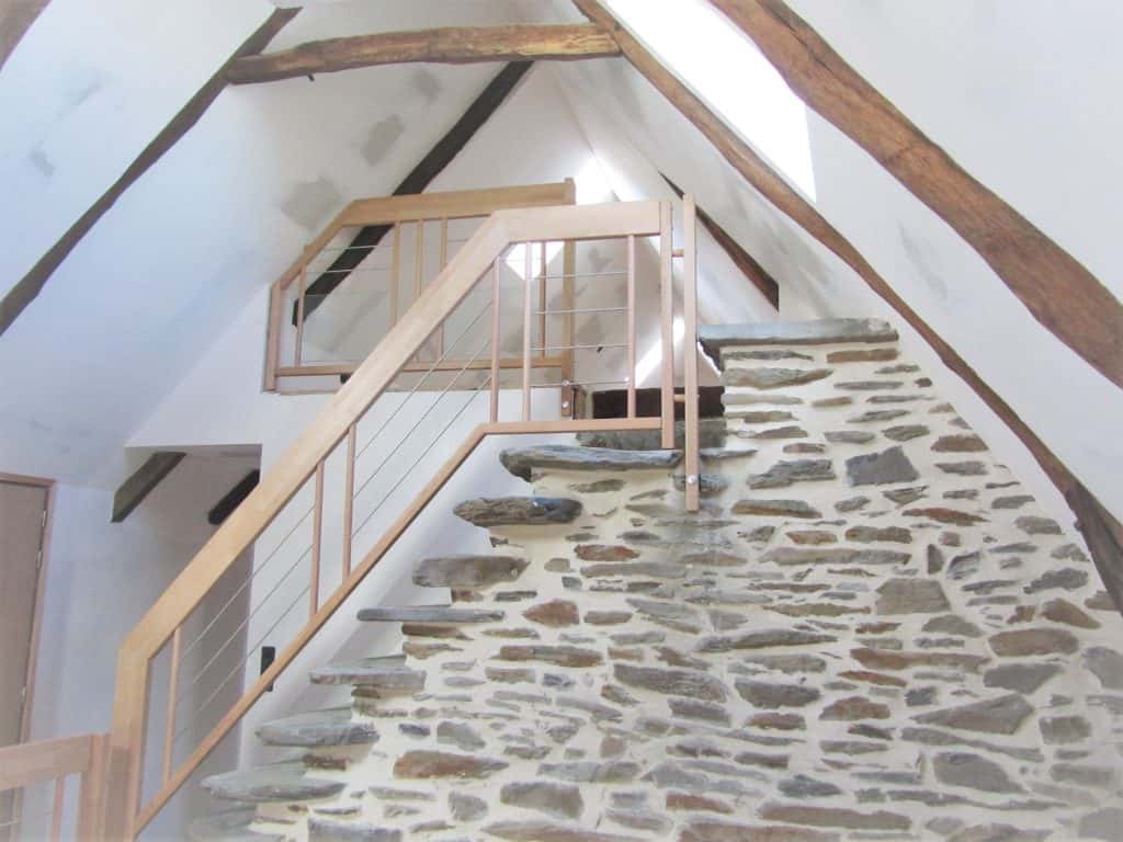 Prix rénovation enduit peinture de intérieur vieille maison à l’ancienne plafond poutres escalier