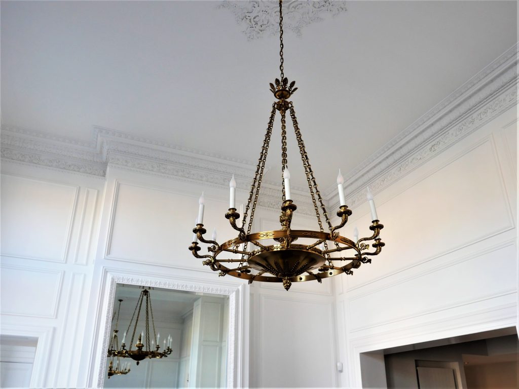 Pose peinture au pistolet moins chère de plafonds murs